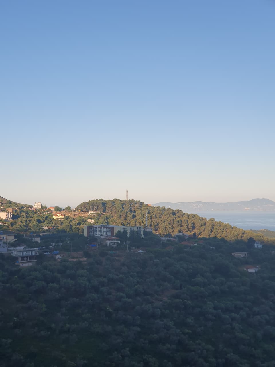 Pamje e Konispolit, me kodra të gjelbra dhe detin në horizont